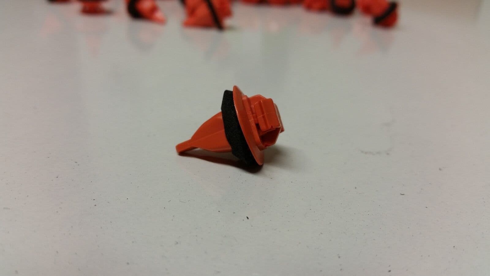 10x New Clips for Toyota Land Cruiser Prado Wheel Arch Trim Orange Plastic